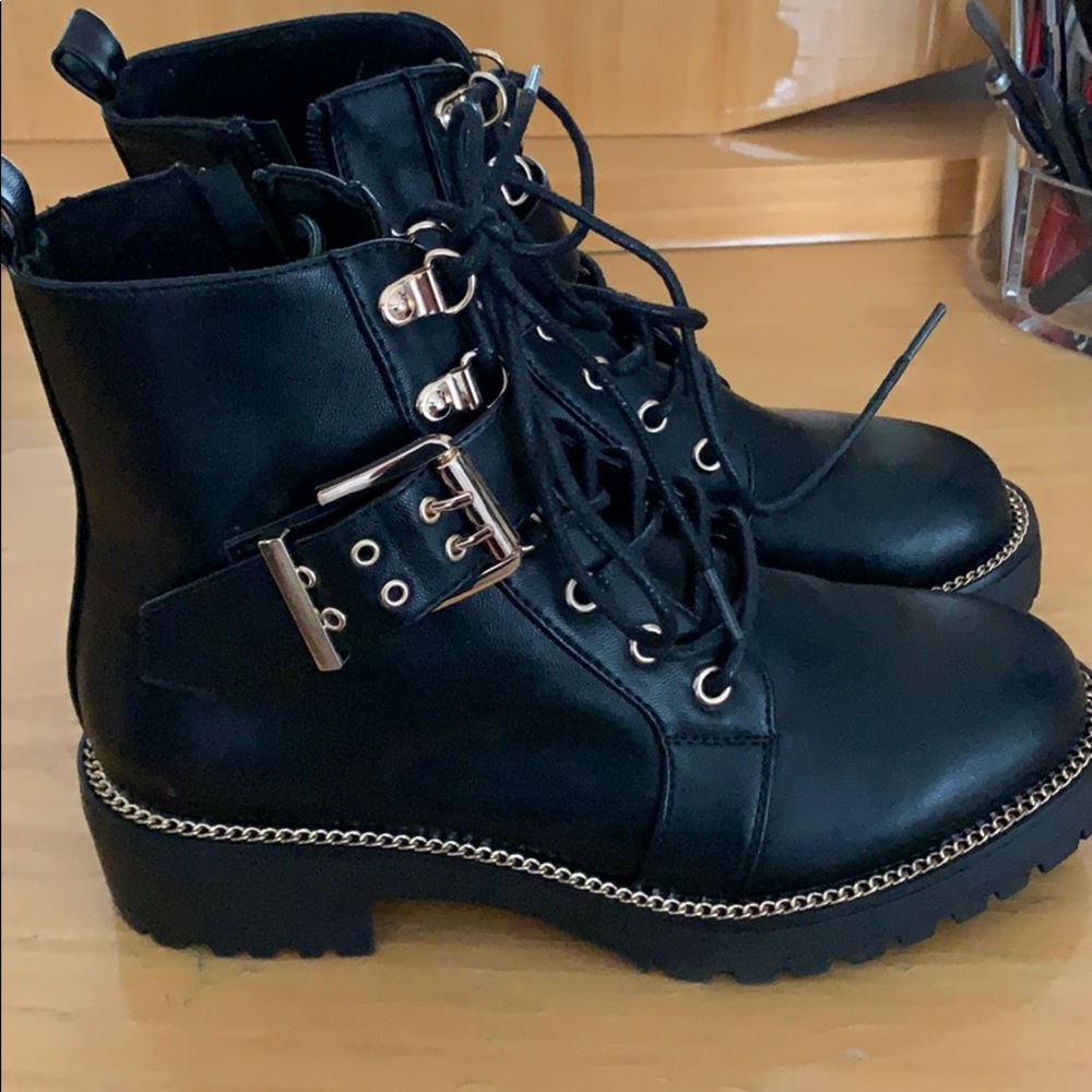 - Black lace up boots